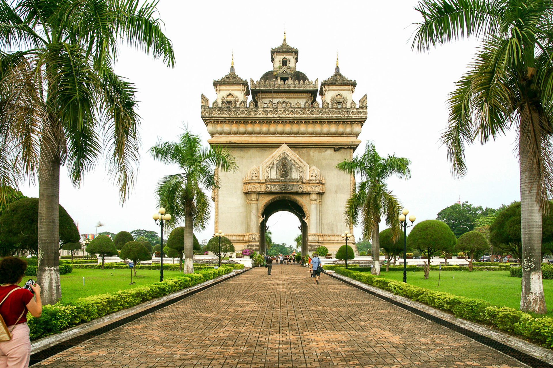 Vientiane ist die Hauptstadt von Laos. Sie liegt am linken Ufer des Mekong, der die Grenze zu Thailand markiert, fast gegenüber der thailändischen Stadt Nong Khai. Ihre Bevölkerung belief sich 2015 auf etwa 760.000 Einwohner. 